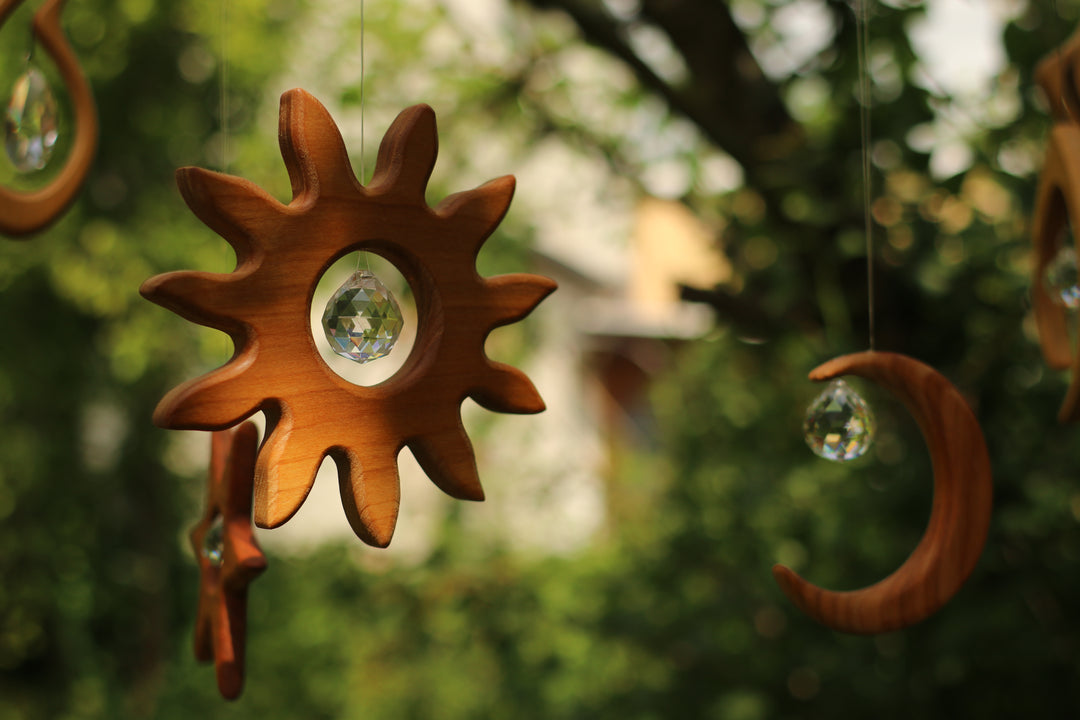 Sonnenfänger 'Kleine Sonne' aus Holz mit Kristall