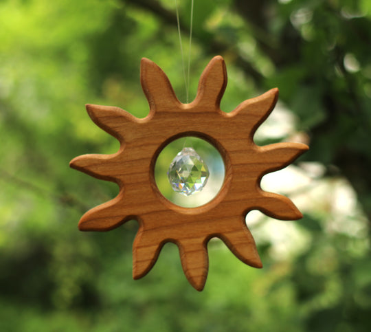 Sonnenfänger 'Kleine Sonne' aus Holz mit Kristall