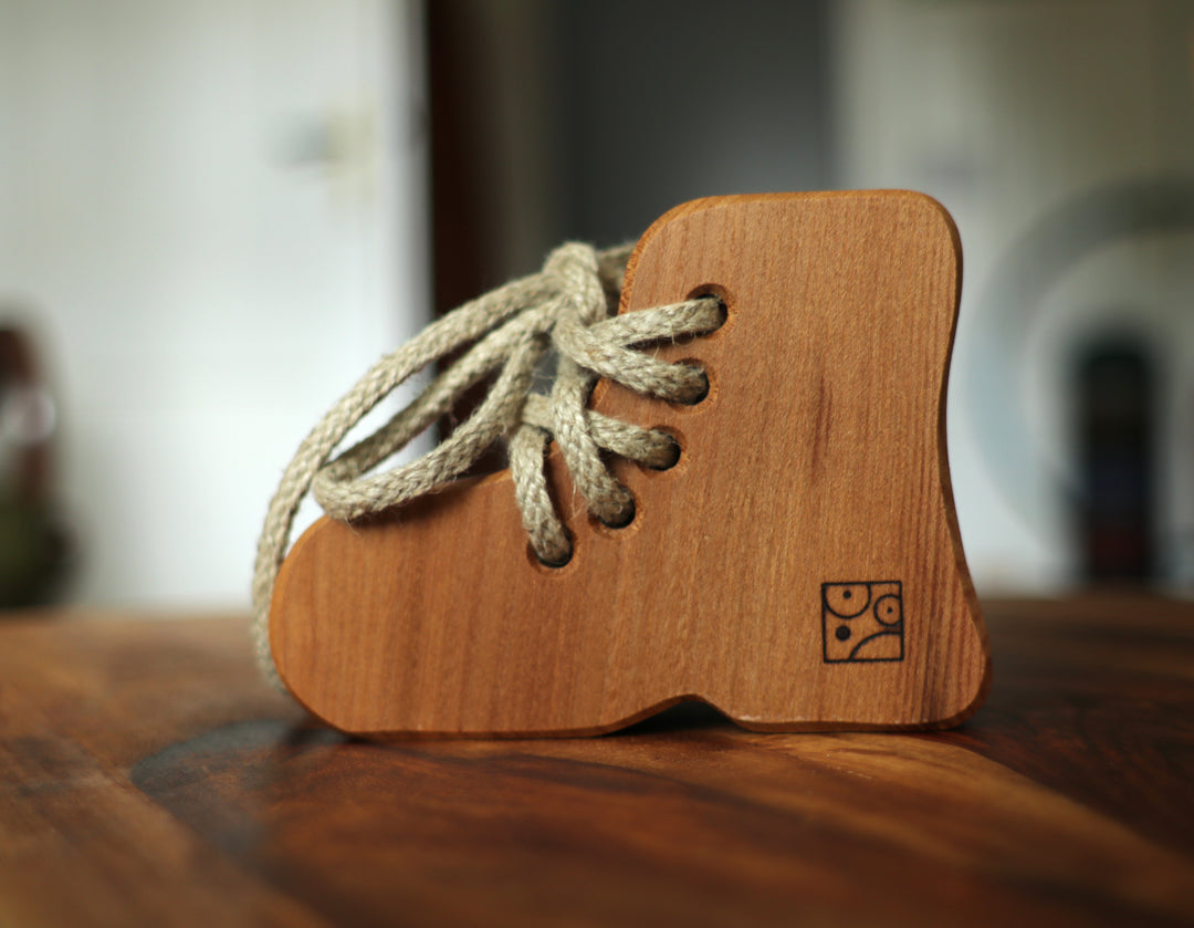 Mader Fädelschuh aus Holz - Schleife binden lernen