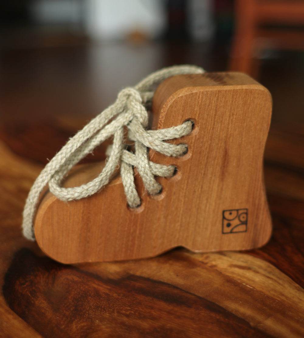 Mader Fädelschuh aus Holz - Schleife binden lernen