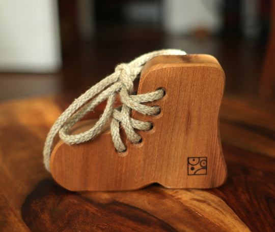 Mader Fädelschuh aus Holz - Schleife binden lernen