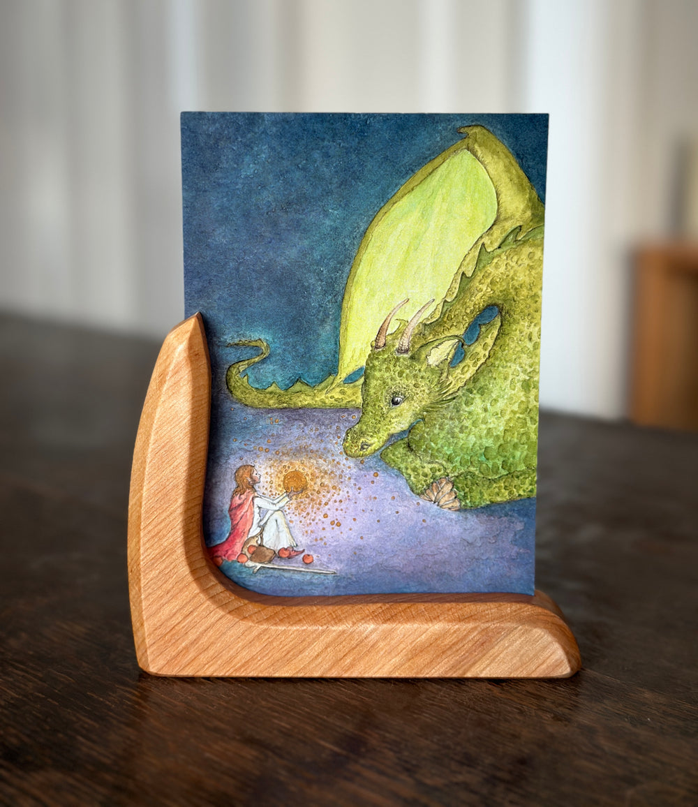 Winkelkartenständer aus Erlenholz für Kunstkarten A6 im Hochformat