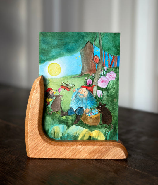 Winkelkartenständer aus Erlenholz für Kunstkarten A6 im Hochformat