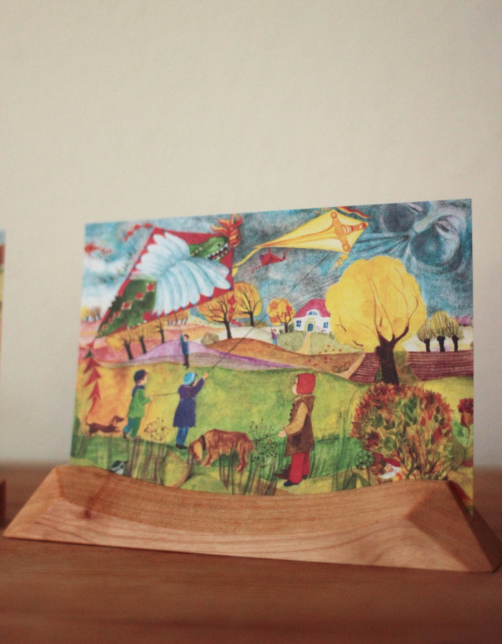 Kartenständer geschwungen, aus Erlenholz für Kunstkarten