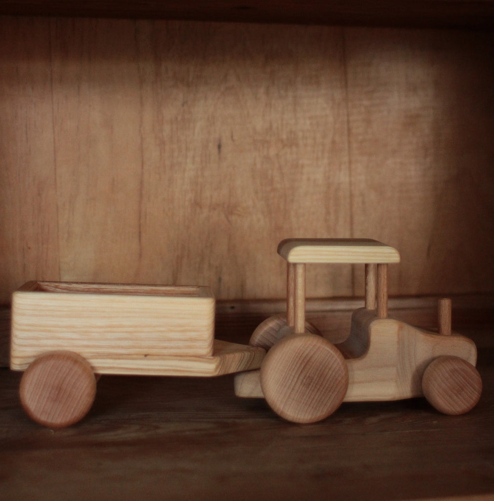 Holz Traktor mit Anhänger