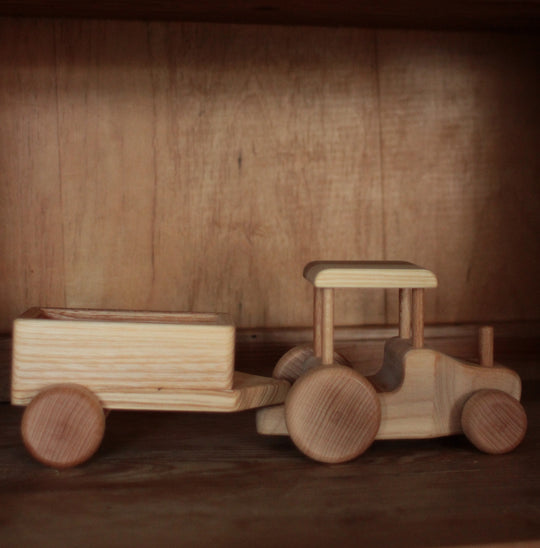Holz Traktor mit Anhänger