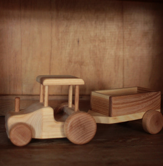 Holz Traktor mit Anhänger
