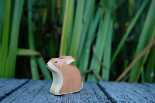 Holzwald Hase sitzend