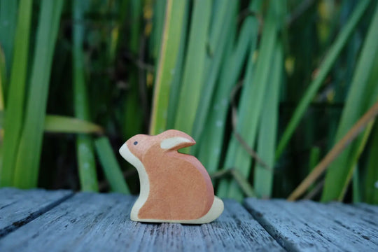 Holzwald Hase sitzend